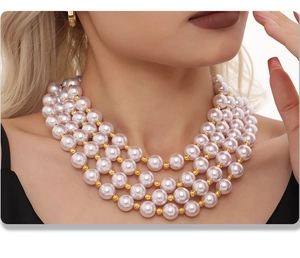 Détail d'un collier de perles à quatre rangs avec perles dorées sur un mannequin