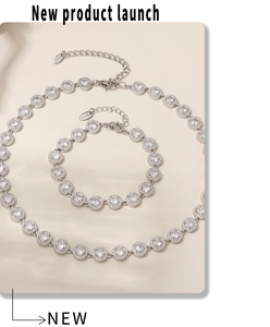 Détail d'un ensemble de bijoux en titane argenté avec fermoir mousqueton