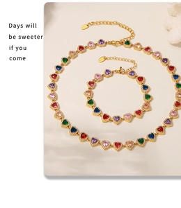 Vue détaillée de l'ensemble collier et bracelet avec zircons colorés en forme de cœur