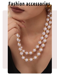 Gros plan d'un collier de perles double couche avec perles dorées sur mannequin