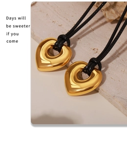 Détails du pendentif en forme de cœur avec placage PVD doré sur un socle en pierre naturelle