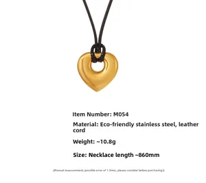 Détail macro du pendentif cœur doré avec cordon noir et sa chaîne réglable de 860mm de long