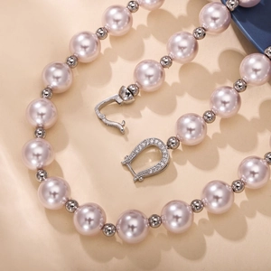 Détail macro du collier de perles lavande avec boucle en U sertie de strass