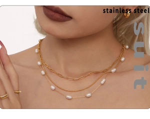 Detailopname van de gouden drielaagse roestvrijstalen ketting met natuurlijke parels