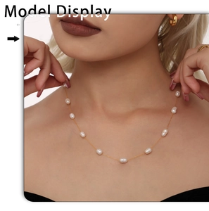 Detailopname van een elegante gouden ketting met natuurlijke zoetwaterparels op model