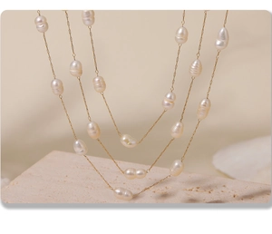 Detailopname van natuurlijke barok parels op een fijne gouden ketting voor dames mode