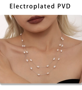 Detail van de gelaagde ketting met zoetwaterparels en PVD-geplateerde stalen ketting
