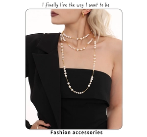 Détail d'un collier de perles d'eau douce multicouche avec perles dorées sur blazer
