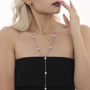Élégant collier en Y en acier inoxydable argenté avec perles sur un modèle