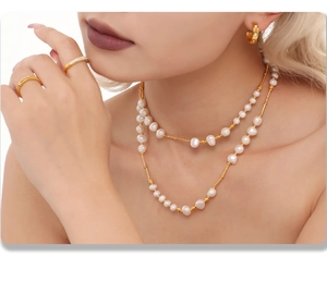 Détail d'un collier de perles baroques à plusieurs rangs avec perles dorées sur mannequin