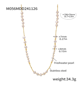 Détails techniques du long collier en perles d'eau douce et acier inoxydable