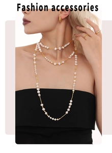 Gros plan d'un long collier de perles d'eau douce avec chaîne dorée sur un mannequin
