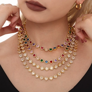 Collier multi-rangs doré luxueux orné de cristaux de zircone colorés en cœur