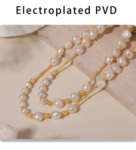 Gros plan du collier en perles d'eau douce avec billes plaquées PVD sur pierre