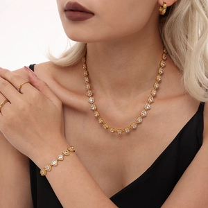 Parure de bijoux cœur dorée élégante avec collier, bracelet et boucles en zircon