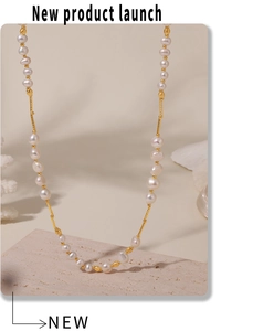 Détail du collier de perles d'eau douce et chaîne en acier doré sur un support en pierre