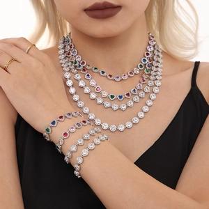 Parure de collier et bracelet en zircons colorés avec cœurs et monture argentée