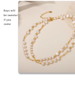 Détails du collier de perles d'eau douce baroques avec perles dorées et un fermoir mousqueton