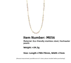 Vue détaillée du collier long en acier inoxydable avec perles d'eau douce et chaîne dorée