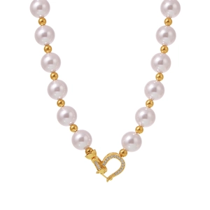 Collier de perles élégant avec fermoir cœur doré et pierres de zircone cubique