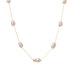 Elegante gouden ketting met barokke zoetwaterparels op een strakke witte achtergrond