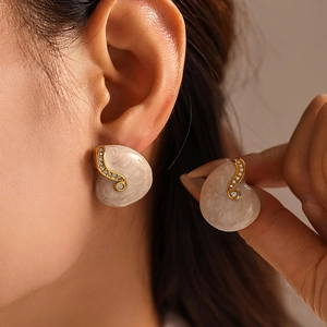 Retro marble texture stud earrings in gold with sparkling crystals for elegant women