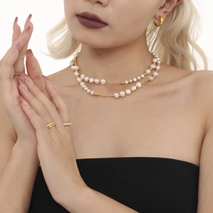 Long collier en acier inoxydable avec perles baroques et design doré élégant