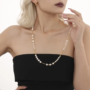Long collier de perles d'eau douce élégant avec accents en acier doré pour femmes
