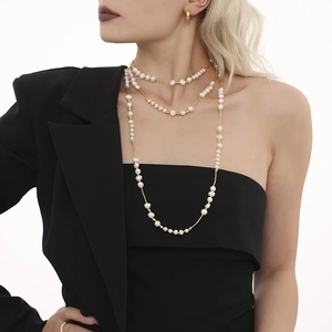 Long collier de perles d'eau douce multicouche avec billes dorées sur mannequin chic