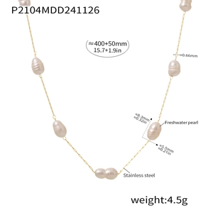Gouden roestvrijstalen ketting met zes witte zoetwater barokparels, lengte 40+5 cm