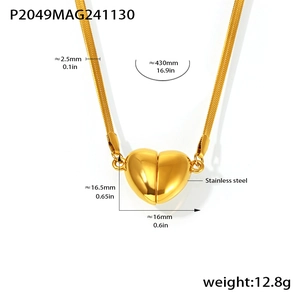 Dettaglio del ciondolo a cuore magnetico dorato con catena snake da 430mm in inox