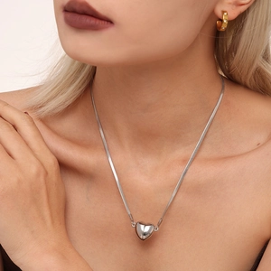 Collana con cuore magnetico in acciaio inossidabile con catena snake su modella