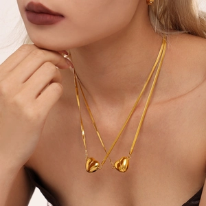 Collana a doppio strato dorata con ciondoli a cuore magnetici e catena a serpente