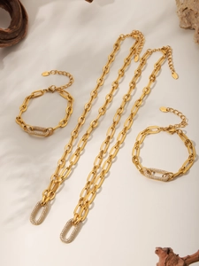 Détail de parure bijoux maillons dorés avec connecteurs ovales sertis de zircons cubiques