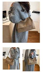 Détail du sac fourre-tout kaki en similicuir texturé avec bandoulière chaîne et pompon