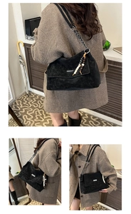Détails du sac bandoulière en daim noir avec franges perlées et sangle en chaîne