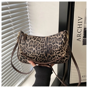 Dettaglio della trama leopardata vintage con catena dorata e tracolla sottile