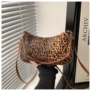 Dettaglio della borsa leopardata con catena dorata e finitura in pelle PU testurizzata