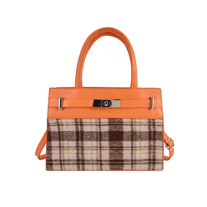 Bolso patchwork de cuero naranja y cuadros marrones con cierre giratorio y correa ajustable