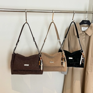 Sac cabas minimaliste en daim avec bandoulière chaîne et breloque en perles de bois