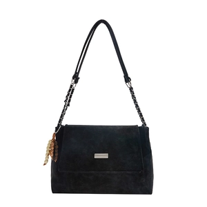 Sac bandoulière carré noir mat avec plaque argentée et breloque perlée sur fond blanc