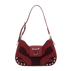Borsa a spalla retrò rossa in pelle con borchie argentate e tracolla regolabile