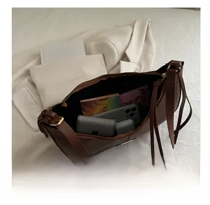 Vue intérieure du sac hobo demi-lune montrant sa grande capacité pour téléphone et objets