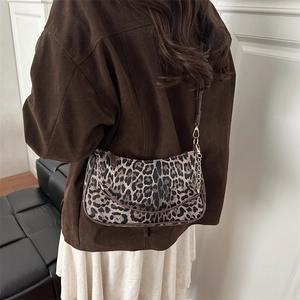 Borsa sottobraccio a mezzaluna con stampa leopardata, catena dorata e tracolla