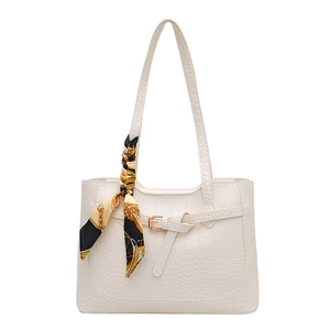 Borsa tote bianca a stampa coccodrillo con fibbia dorata e foulard in seta decorativo