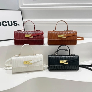 Borse a tracolla classiche intrecciate nei colori bordeaux, caramello, bianco e nero