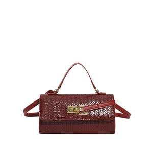 Borsa a tracolla intrecciata rosso scuro con chiusura dorata e tracolla regolabile