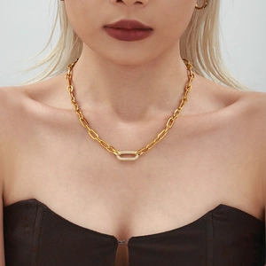 Collier à maillons en acier inoxydable doré avec pendentif rectangulaire serti de zircons