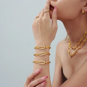 Parure de bijoux en acier inoxydable doré avec zircons pavés sur un mannequin femme