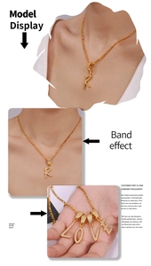 Détail macro du collier pendentif lettre R cursive avec oxydes de zirconium et chaîne figaro